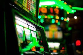 Người chơi Việt Nam truy cập live casino okking trên điện thoại di động